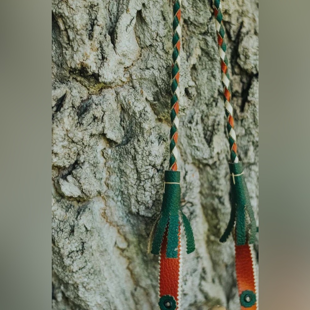 Handmade water flask with fur and leather details - Picture 3 of 3